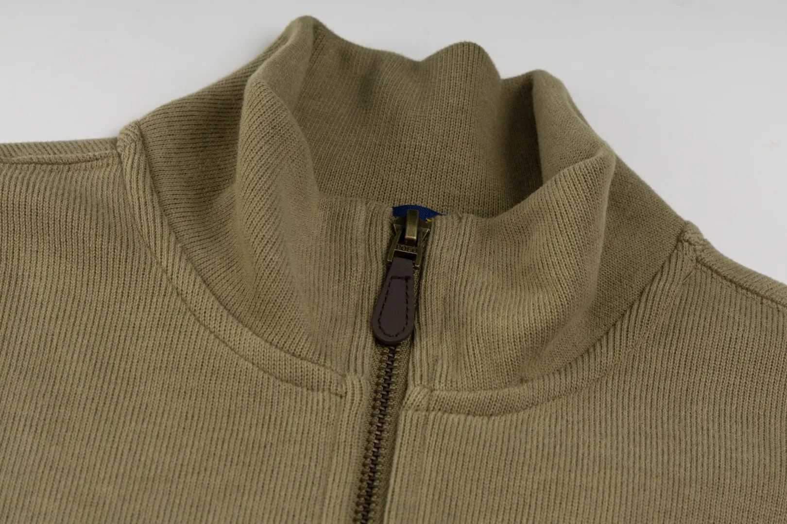 P230 #R97 Ralph lauren twelve-color embroidered pony logo half-zip high-neck long-sleeved knitted sweatshirt. The same style for men and women. The new half-zip sweatshirt for couples to wear in autumn is here! This kind of sweatshirt is really popular this year, even more popular than the hooded sweatshirt. Open the zipper and it can be used as a large lapel, which makes it more fashionable. The color of the classic design of the little war horse on the chest is matched with the embroidery. The simple zipper design echoes the brand logo, so you don’t need to match too much. The sweater version is loose enough! The fabric is custom-woven and dyed 100 cotton. 320g high gram weight 100% cotton knitted cotton with a certain thickness. The fabric is soft and comfortable, and the three-dimensional fabric is full of texture. The stitching is three needles and five threads, which is beautiful and strong. The pattern is also good. Although it is loose, it does not look bulky! - It is not a popular color scheme on the street. The color is pure and highly recommended. The upper body has a particularly high rate of turning heads. Loose style. Big drop shoulder OS style. Same style for men and women. Couple wear. Versatile and practical! Color: Gray, navy, khaki, green label, oatmeal brown label, apricot, black, army green, burgundy, pink, dark gray, light blue, white. Size: S M L XL Length: 70/72/74/76 Bust: 53.5/55.5/57.5/58.5 Shoulder width: 44/45/46/47 Sleeve length: 61/62/63/64